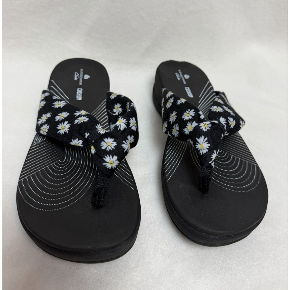 Clarks Cloudsteppers Black Daisy Print Flip Flops Thong Sandals Women's Size 7 M - Picture 2 of 7